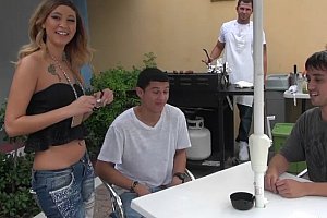 女m胯下伺候舔b圣水在线视频